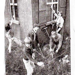 Children cleaning Clopton parish hut EADT - 1976